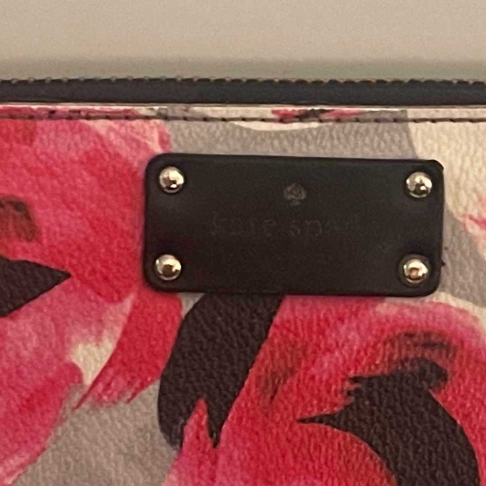 #115 - Kate Spade ♠️ Vintage Floral Wallet. It is used, but in great condition! - Picture 3 of 8